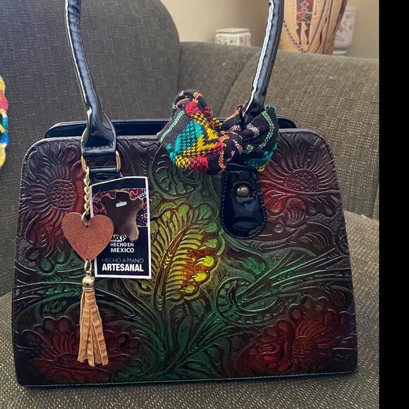 Artesanal Hecho en Mexico Handbags - Brand new Artesanal Hecho en Mexico leather & patent leather Colorful purse.
